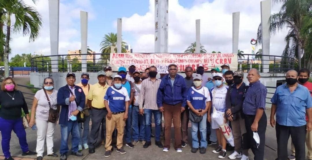 RyANoticias's tweet photo. #RyA || Laboral: #29May En el Día Internacional del Adulto Mayor, Jubilados y Pensionados del estado #Bolivar afirmaron no tener nada que celebrar.

Hugo Medina, presidente de @fedajupebol denunció que la pensión que cobran no les alcanza para alimentos ni medicinas. https://t.co/EqkaD2KnfS