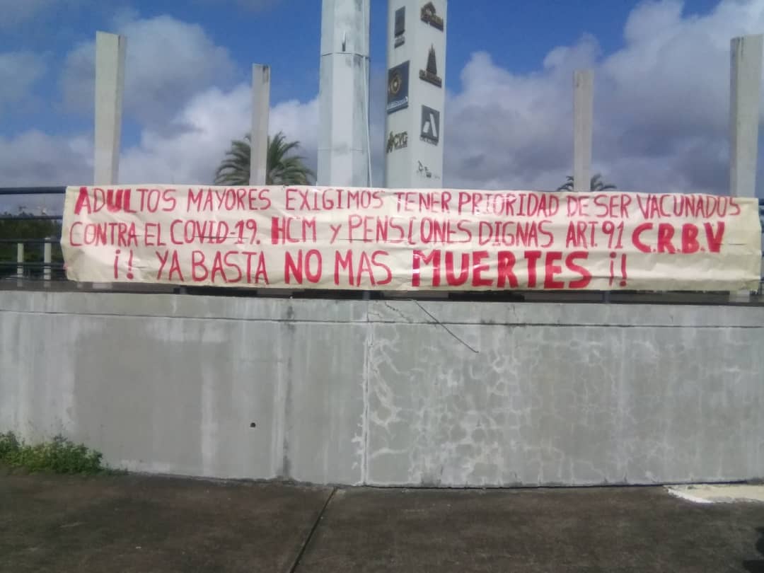RyANoticias's tweet photo. #RyA || Laboral: #29May En el Día Internacional del Adulto Mayor, Jubilados y Pensionados del estado #Bolivar afirmaron no tener nada que celebrar.

Hugo Medina, presidente de @fedajupebol denunció que la pensión que cobran no les alcanza para alimentos ni medicinas. https://t.co/EqkaD2KnfS