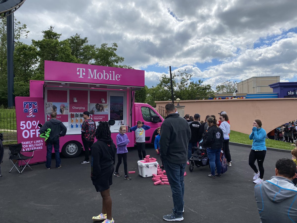 MagentaWay's tweet photo. It’s Military Appreciation Day!! 🎖We’re hanging out at #Sixflags near the Batman having some #SeriousFun! Stop by to win some free swag &amp; get your wristbands for an EXTRA HOUR of ride time!! 🤙🏽 #SMRA #MilitaryAppreciationDay https://t.co/QTripiPmpr