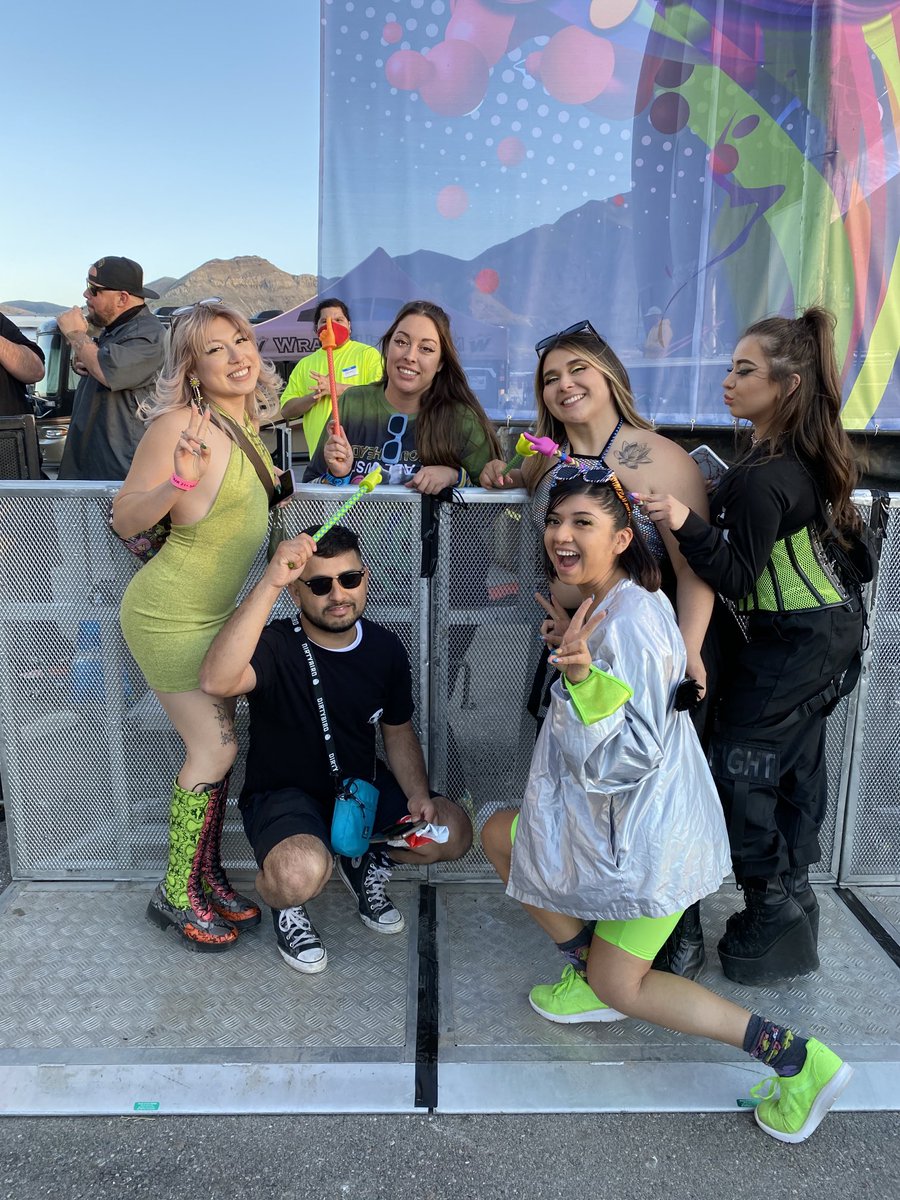 ritchescareno's tweet photo. @VNSSAmusic Sour Patch Gang!! 🍋 We love you so much, thank you for taking the time to say hi! Loved your set too🕺🏽 #fingerpointer https://t.co/nrzQzOjqrE