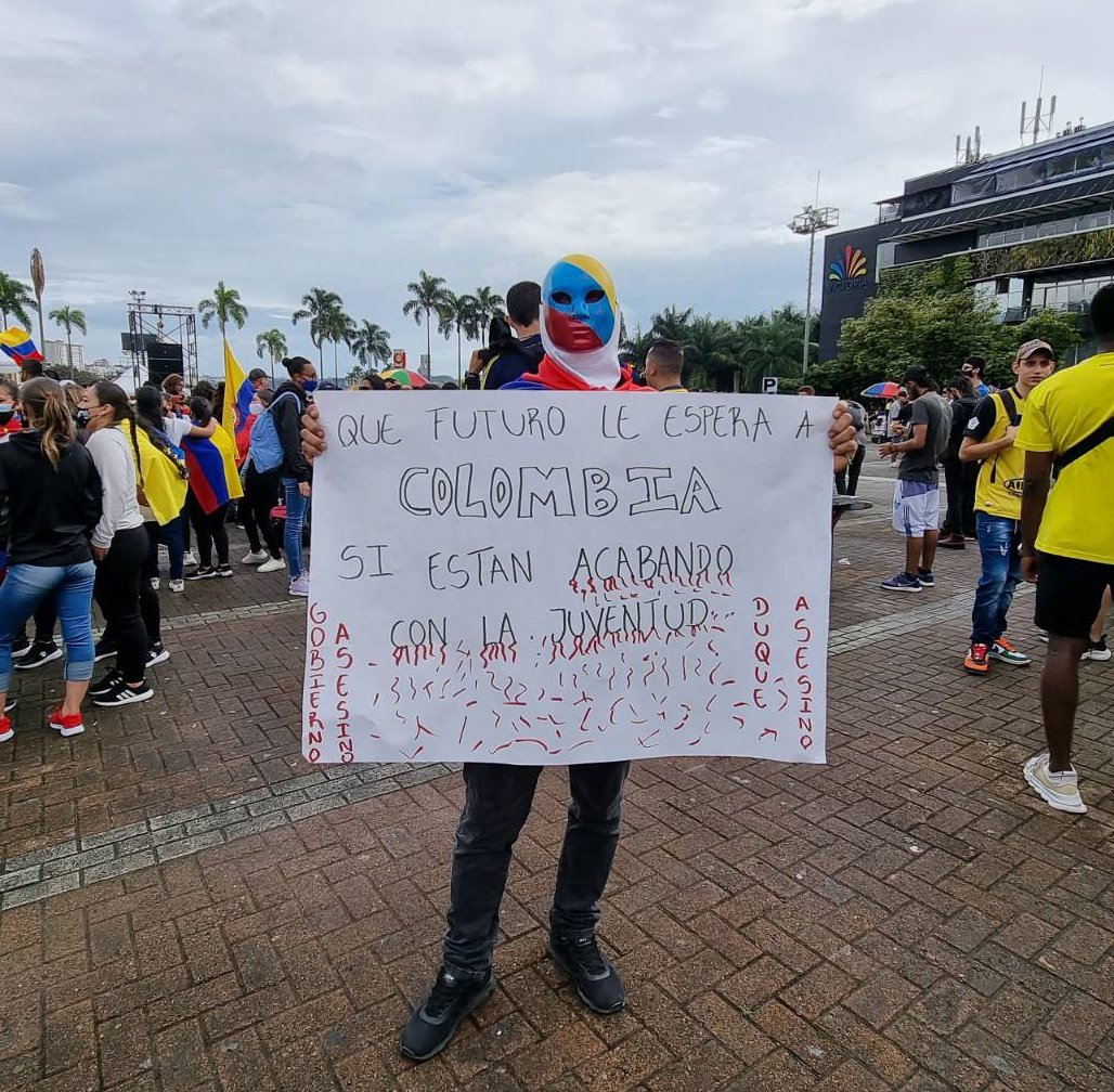 Las madres de #Colombia también salen a las calles por sus hijes, por sus niñes, por la vida. 
Hoy enfrentan el dolor de perder a sus hijes, y lo transforman en una poderosa fuerza creadora que lucha por la dignidad.

#ColombiaEnLucha 
#SOSColombiaDDHH 
#SosColombia