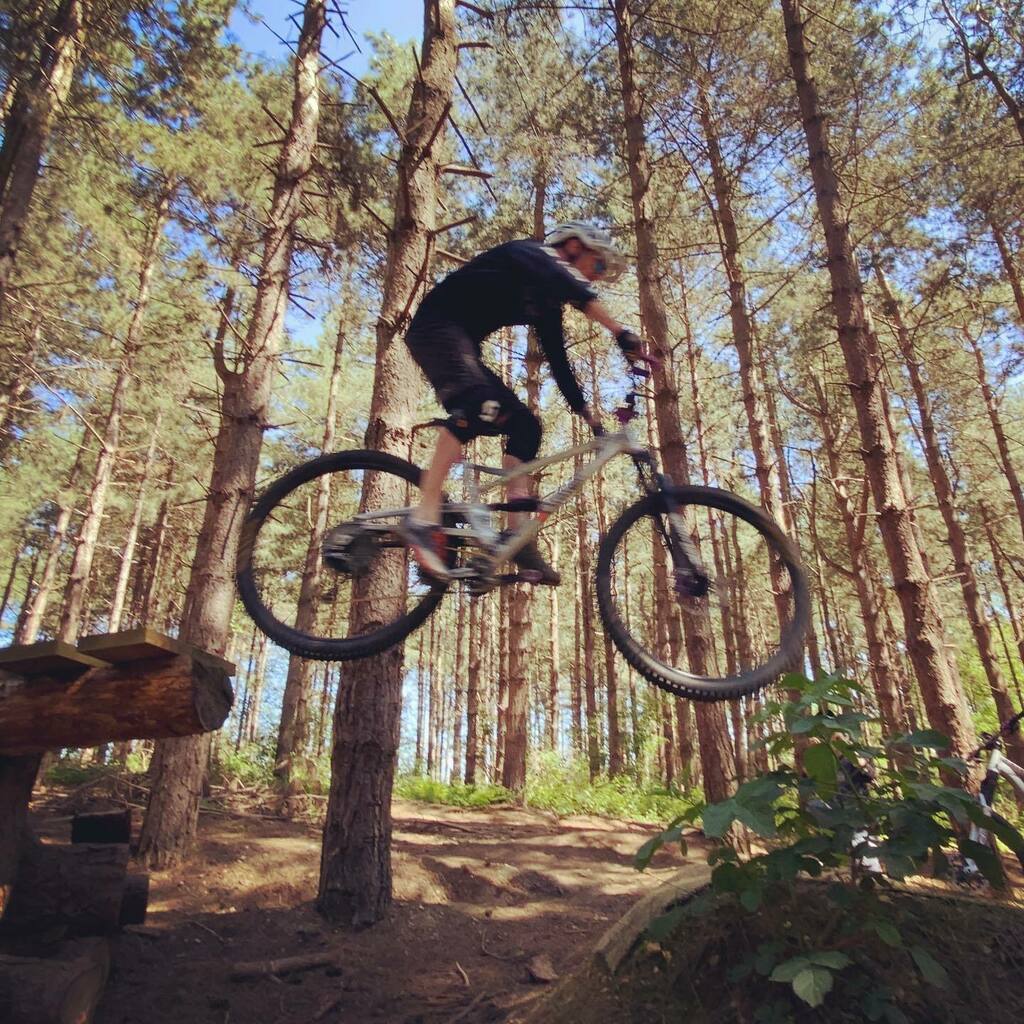 jimbosussexmtb's tweet photo. Awesome fun with the crew at @oakstwisted #bikepark today ๐
.
.
@orangebikes #stage4 @hunt.mountain #trailwideV2 @hopetech #purplehope #E3 #singletrack #mountainbikes #igbikes #ridewithaview #outsideisfree #lifebehindbars #ridemoreworkless #ukmtb #suโฆ https://t.co/8VwteTHUOt https://t.co/SIjg9SBM0g