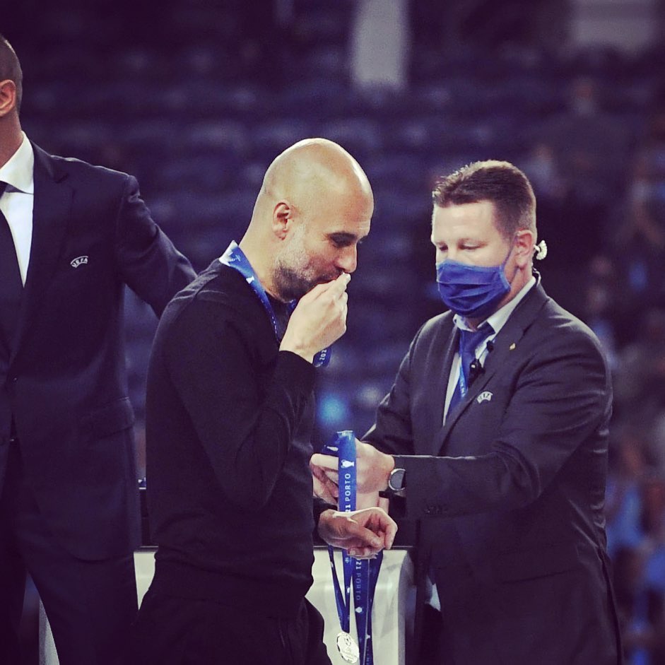 DiarioOle's tweet photo. 🥈 Mientras algunos se la sacan, este tipo, ya campeón de Europa y del mundo en el pasado, le dio un beso a la medalla de plata. VALORES
#UCLFinal #UCL https://t.co/cf1V84inJL