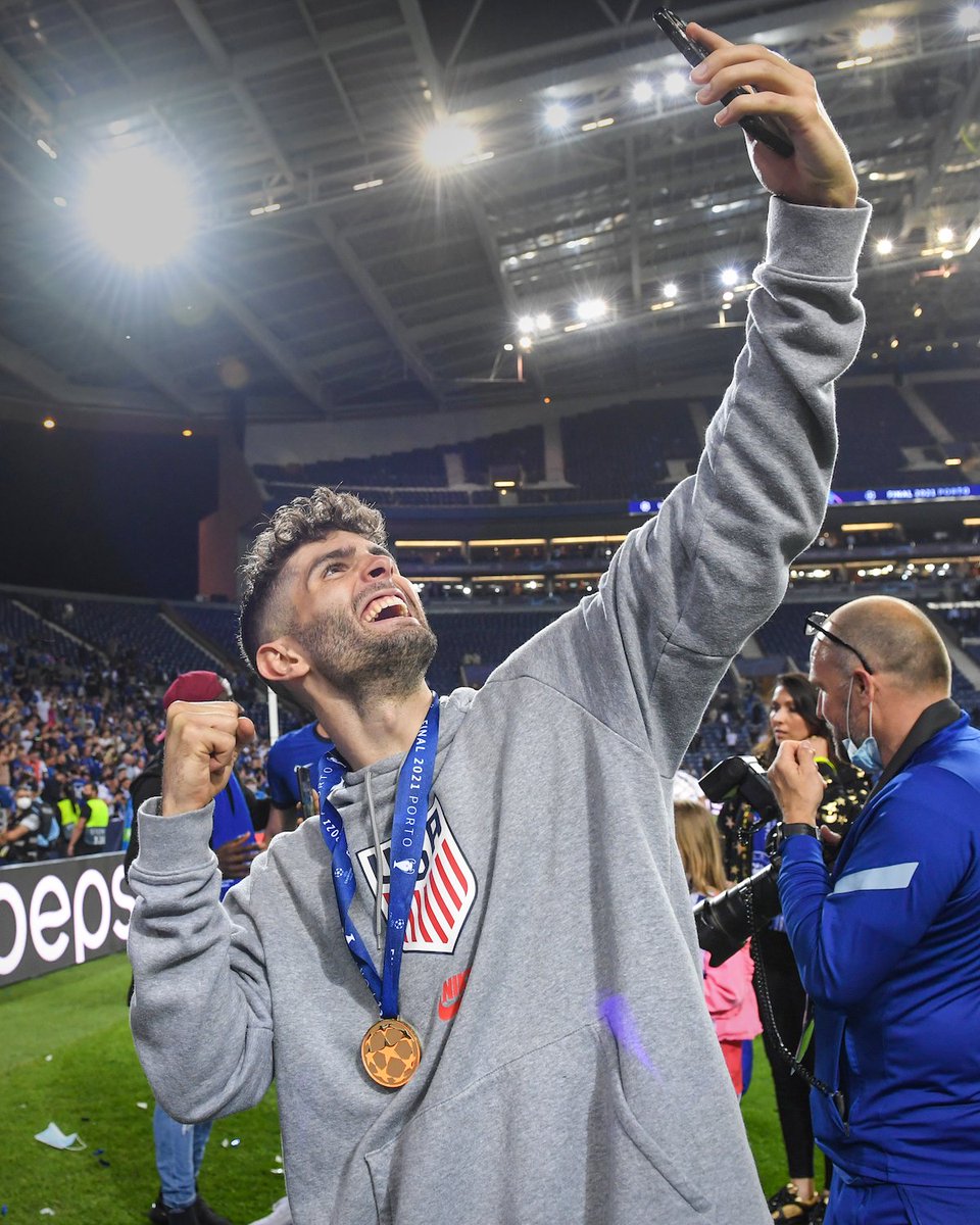 BleacherReport's tweet photo. .@cpulisic_10 rocking USMNT gear after winning the Champions League 🇺🇸🔥 @brfootball https://t.co/XTDkN6o8ba