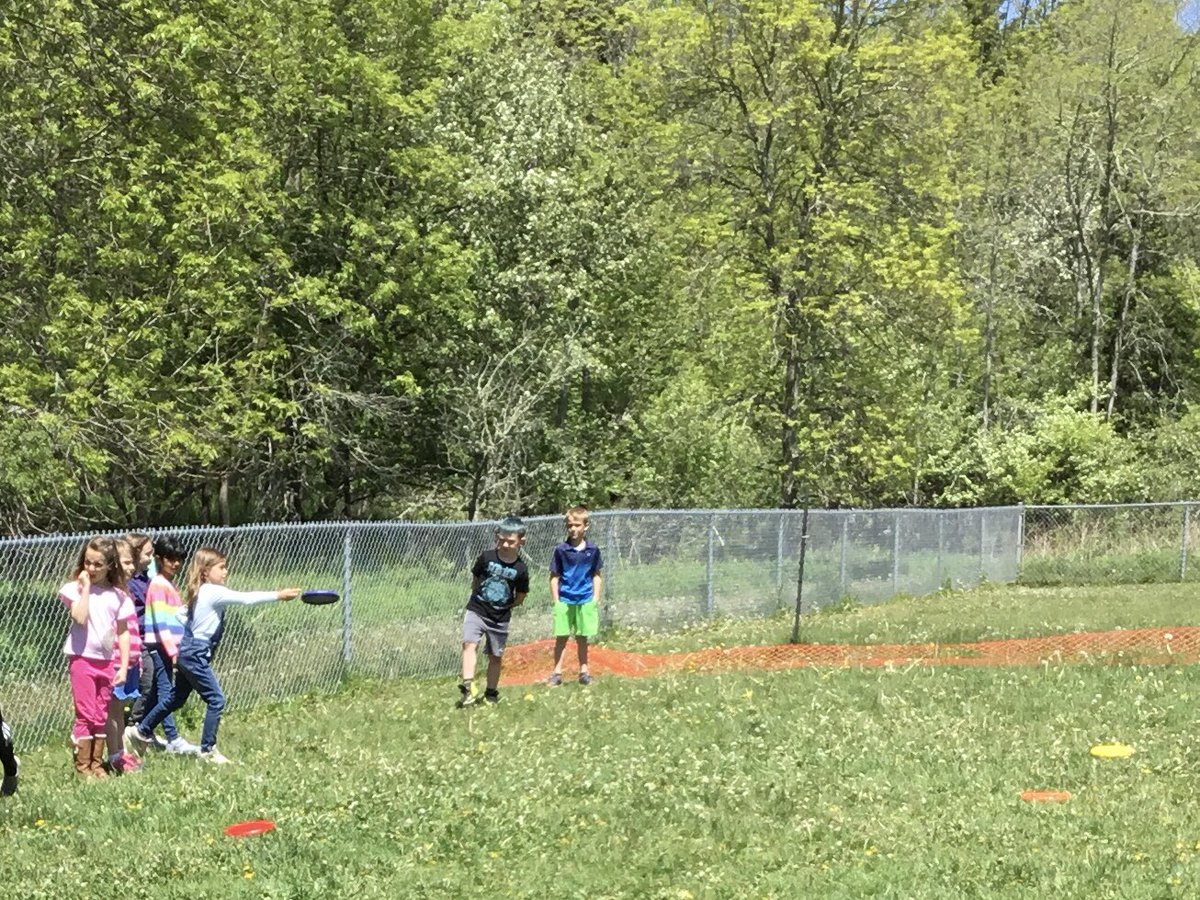 datl_ed's tweet image. Frisbee 🥏 Friday! Grade 1s had great success with this summertime fun activity. #physed #outsideisbest 🎯😎