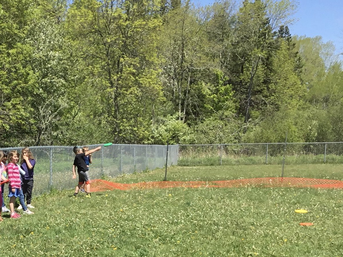 datl_ed's tweet image. Frisbee 🥏 Friday! Grade 1s had great success with this summertime fun activity. #physed #outsideisbest 🎯😎