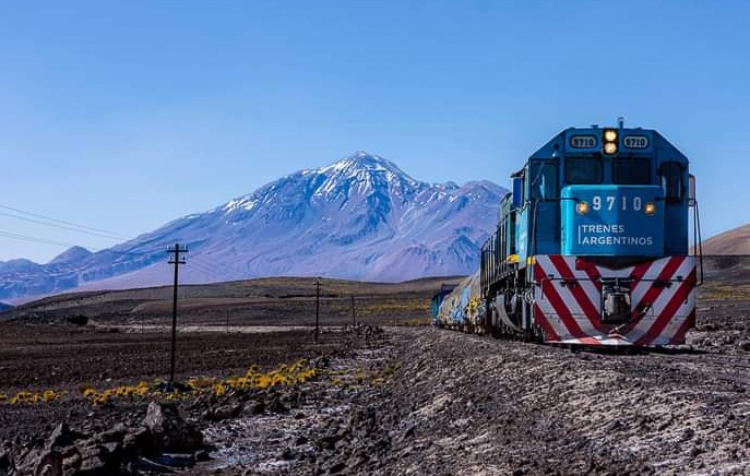 TACargas's tweet photo. 🚂 Nuestro tren volviendo del paso internacional con Chile #Socompa cargado de carbonato de sodio con destino a Salar de Pocitos #Salta.
Una imagen que demuestra la importancia del ferrocarril para dinamizar las economías del Norte argentino.
#ReconstrucciónArgentina⬆️ https://t.co/0aWVNzjrIt