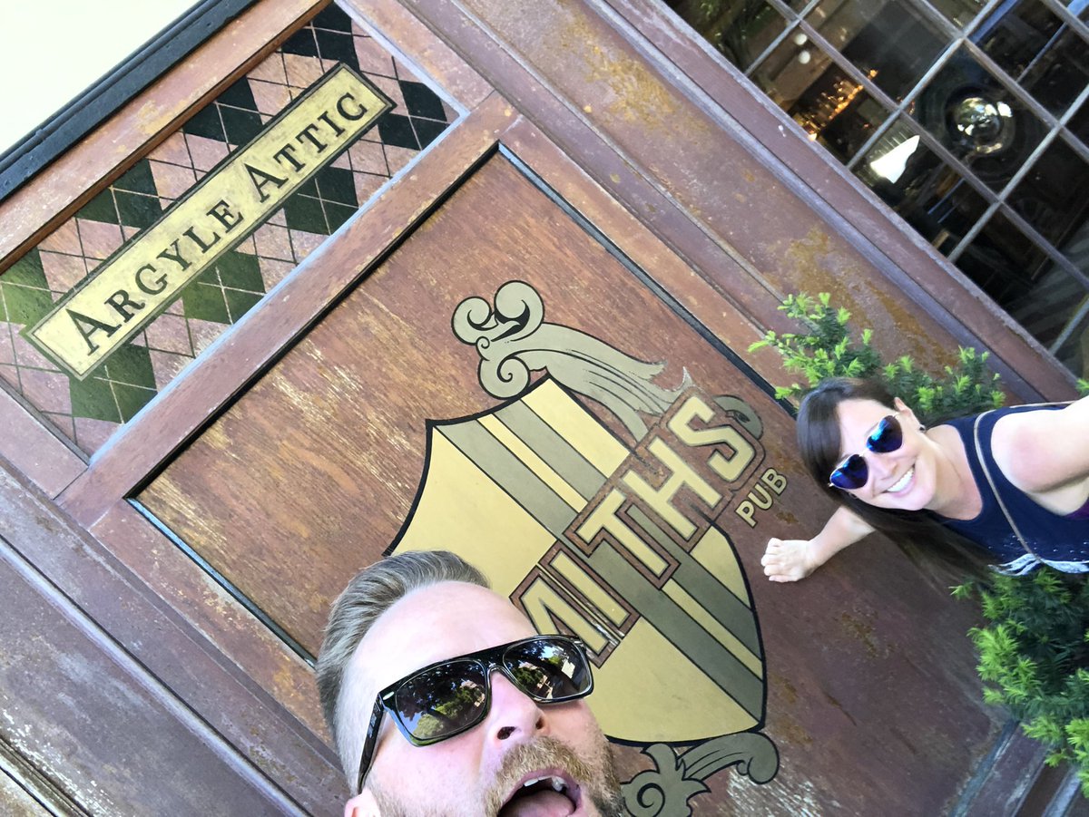 craftbrewjester's tweet photo. We’re back at our favorite watering hole @Smithspub and I had the best meal ever #foreals #HawaiianShoyuFriedChicken & some delish bevies #beachwood green shift imperial double ipa @C12beer raspberry vanilla sour @hofbrewco maize cerveza Pilsner & @PersephoneBeer farm fog neipa https://t.co/ItKUQshBSB