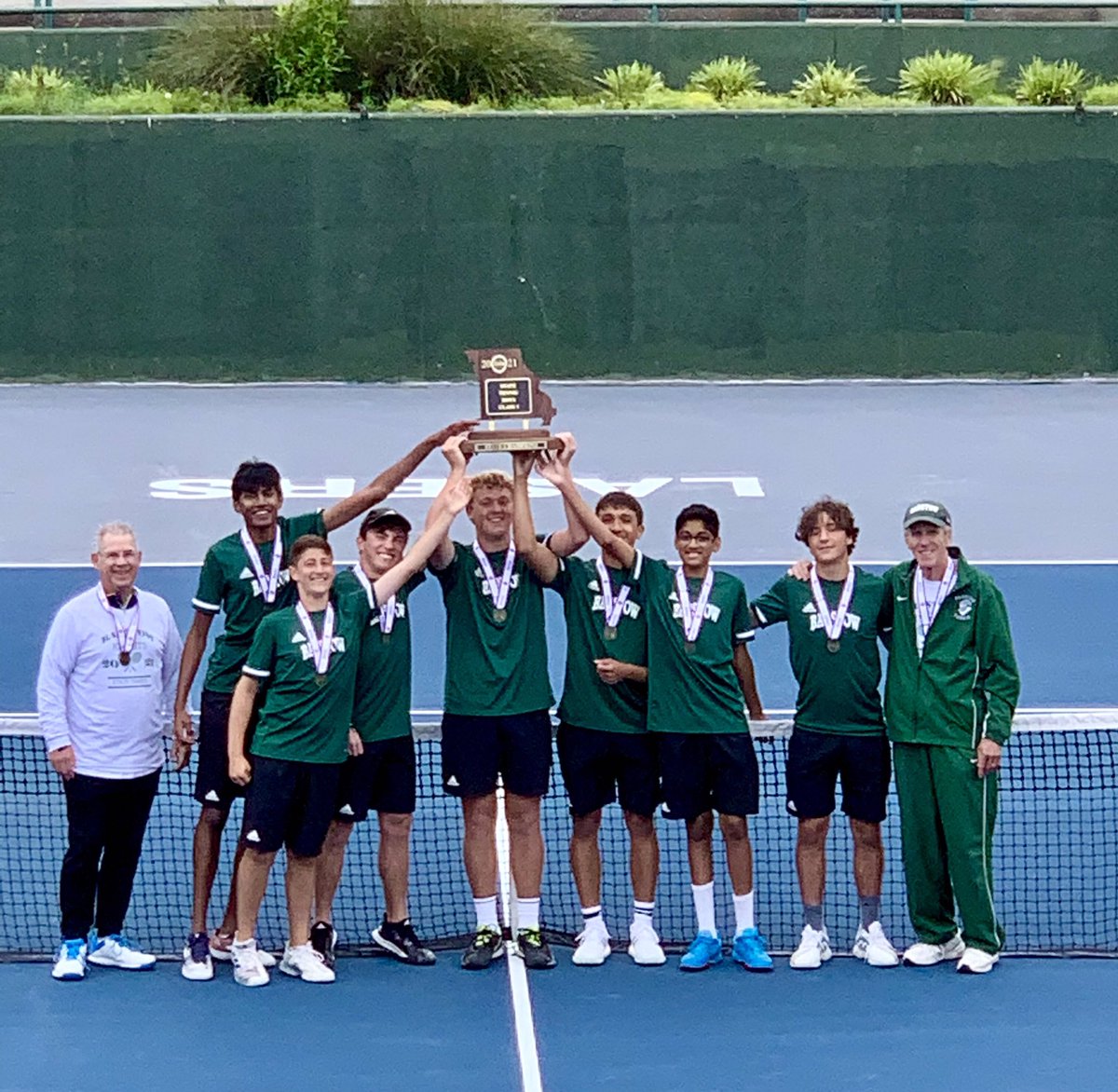 BarstowSchool's tweet photo. 🏆 The Barstow boys STATE TENNIS CHAMPIONS are hoisting the hardware! Thank you seniors, coaches &amp; team for giving Knights everywhere reason to celebrate! 🎉 #barstowproud #onlyatbarstow #kchighschoolsports #kcmo #mshsaa https://t.co/LcPw2xyzeV