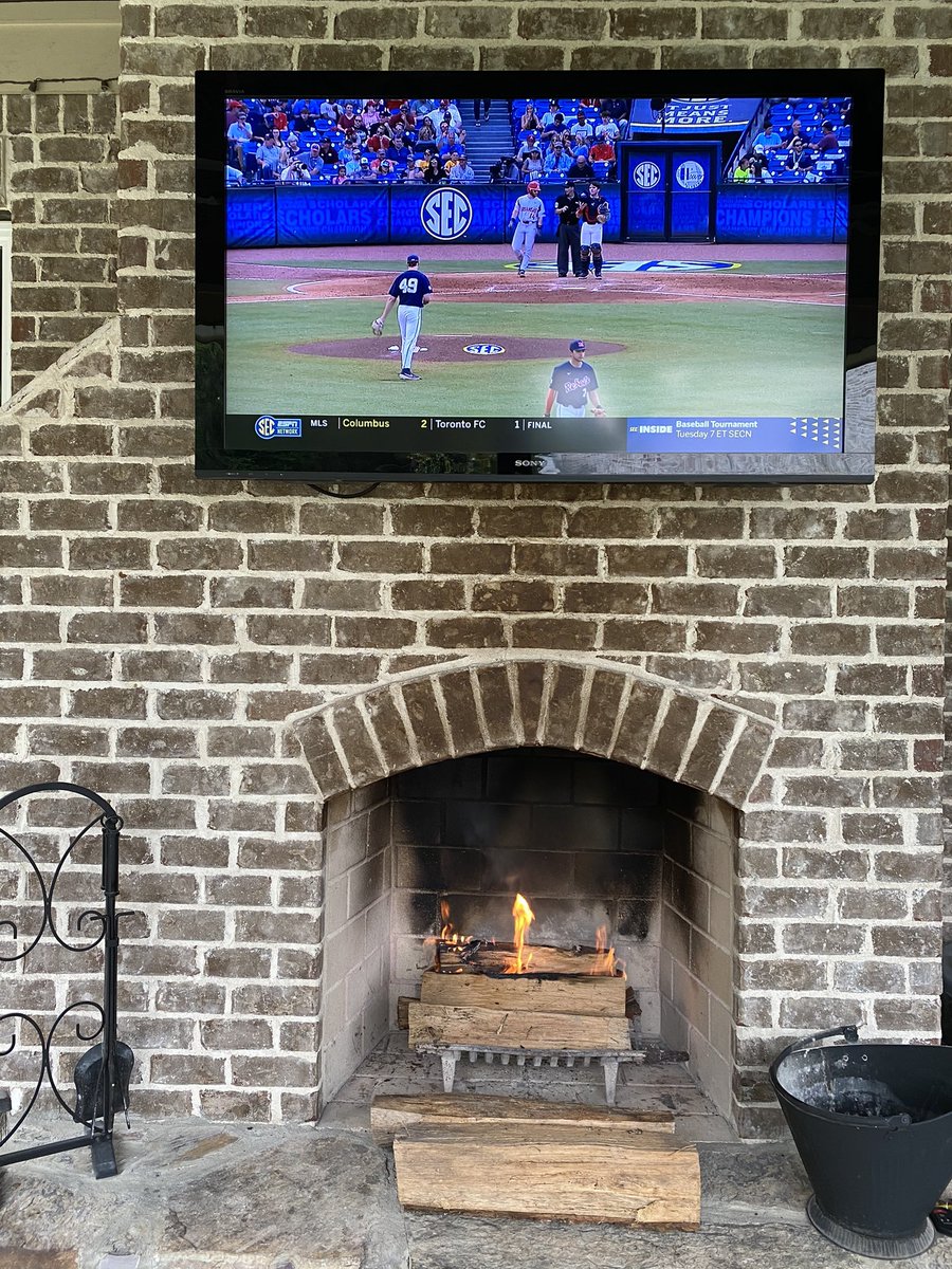 OleMiss1848's tweet photo. It’s almost June and I’m building a fire in #OxfordMS with @lindsay_burkes #AddyGrace and cheering on @OleMissBSB @CoachMikeBianco ⚾️🔴🔵🔥 https://t.co/PU1YEmuvxc