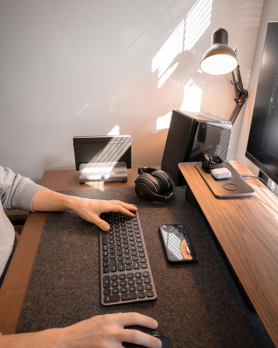 geek33rdot's tweet photo. Check This great space  🖥, hope inspire your workspace, follow for daily setup inspiration. 
.
📸Insane Setup by: @infinitysetup
.
Check my Spotify playlist for work and code (link in the bio)
.

#geek33rd #escritoriosmodernos

https://t.co/iZdnKVlM7E https://t.co/vC7kLzEwSp