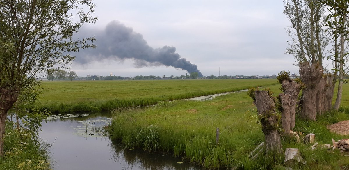 nicvdweide's tweet photo. Met zonsopkomst aan de Tiendweg. Grote brand op industrieterrein Lekkerkerk. https://t.co/FsAXagU9EM