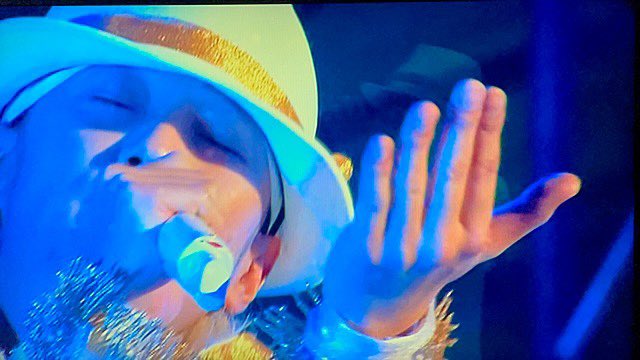 yumihiro818's tweet photo. 昨日家でのんびりしてて #ミッドナイトスワン DVD本編観た。また泣いちゃった😢その後 #PopUpSMAP ディスク2❣️#中居くんのソロ 見たかった😊肋骨のヒビや足の肉離れで途中からソロ出来なくなってオーラスで久々のソロ❣️ダンサーさんの服どんどん脱がす😳って衝撃だった😆渾身のパフォーマンスだった✨ https://t.co/0p2dY6D6Em