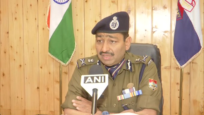 ANI's tweet photo. Grade pay 4600 of the lower level policemen in the 6th Pay Commission has been reduced to 2800 in the 7th Pay Commission deployed in Uttarakhand Police Force. Due to this, there is resentment in policemen: Uttarakhand DGP Ashok Kumar

(File photo) https://t.co/oBG8scB3qS