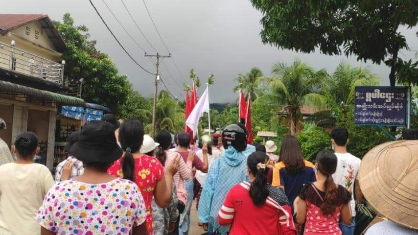 Marching protest against the military dictatorship in Nyin Maw village, Longlone Tsp,on May 30.

#May30Coup
#WhatsHappeningInMyanmar
