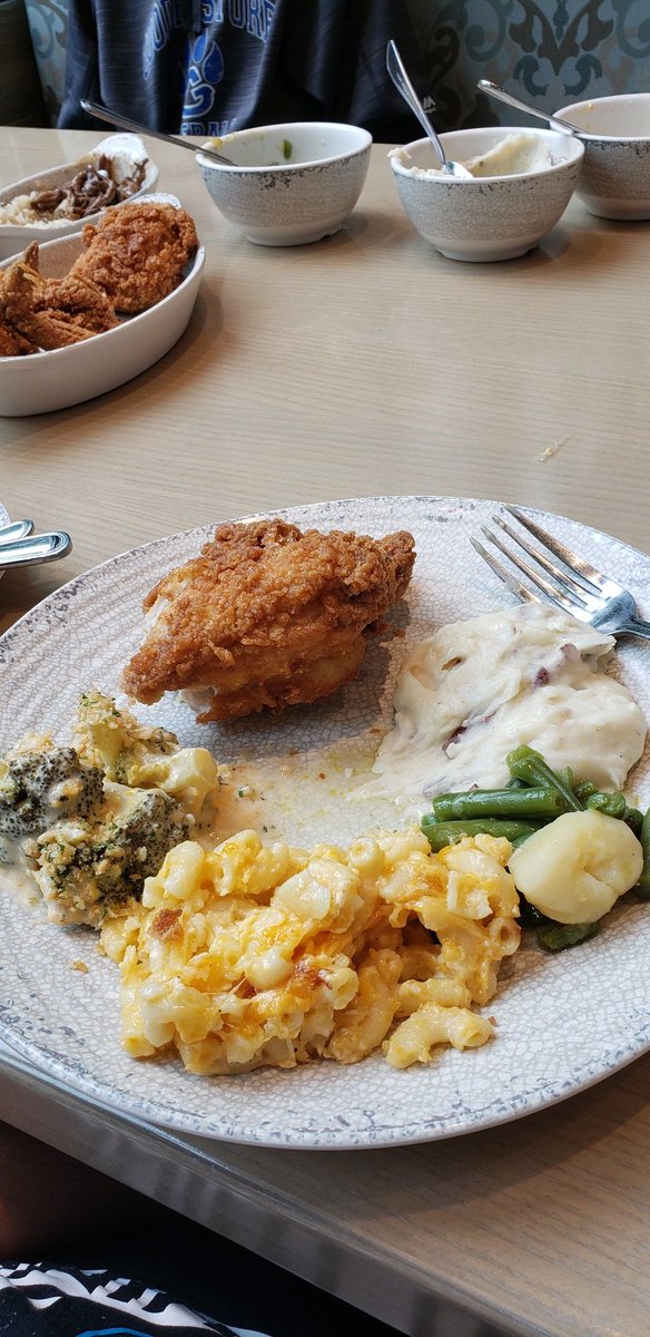 Mr_Caples's tweet image. Fam went to Paula Dean's today.
Food was excellent. 
Time spent was even better.
#Caples #Family ❤