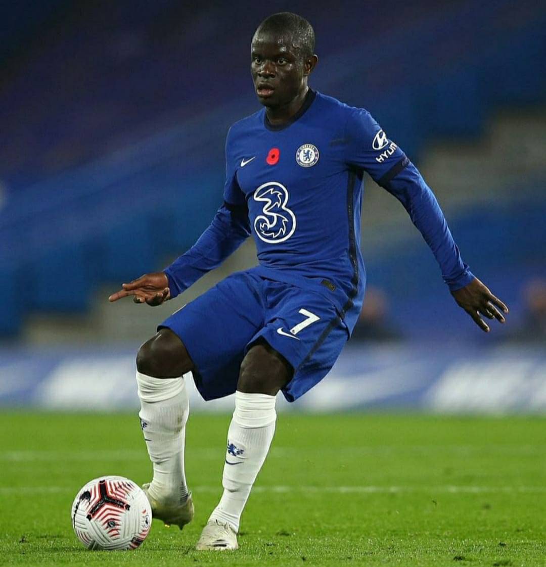 GolJuez's tweet photo. Pasó de juntar chatarra, con padres muy humildes de origen Malí. Pero el fútbol hoy le ha dado todo. Esto queda en el pasado, pero lo que no ha olvidado es, su familia. Hoy celebró junto a su madre. Simplemente N'Golo Kanté. #Kante #Chelsea #ChampionsLeague #Goljuez https://t.co/YfUfGcHPrk
