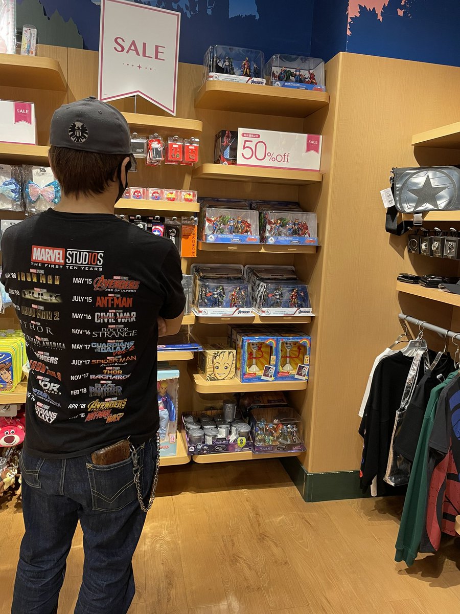 Nawoqi ららぽーと横浜のディズニーストア マーベルコーナーちっちゃくなったなあと思いながら見てたんだけど このtシャツ着てるの忘れててちょっとヤバい空気醸し出してた 笑 帽子もやん