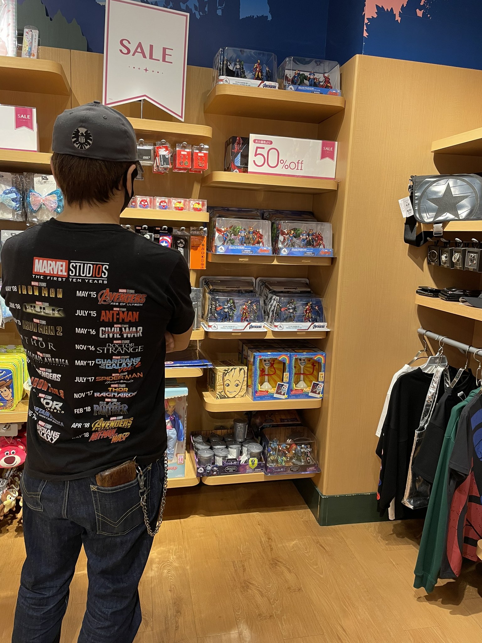 Nawoqi ららぽーと横浜のディズニーストア マーベルコーナーちっちゃくなったなあと思いながら見てたんだけど このtシャツ着てるの忘れててちょっとヤバい空気醸し出してた 笑 帽子もやん T Co Hqcclrpgkx Twitter