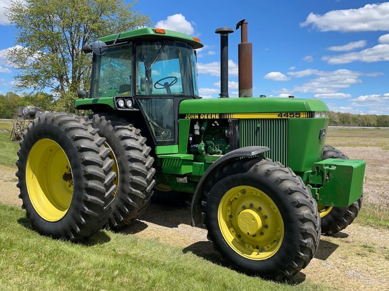 1992 JD 4455 w/ 4223 hours sold today on farm auction in northeast Indiana for 2nd highest price in 5 1/2 years - 6th highest auction sale price ever on 4455. Story here: discuss.machinerypete.com/t/1992-jd-4455…

<a href="/SchraderAuction/">Schrader Auction Co</a>