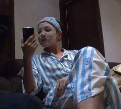 gayui95's tweet photo. @Jin_Hit_twt_ Pobre cosita fea, necesita atención.. Bueno, si, ¿quién tiene hambre? https://t.co/StpjDatvgR