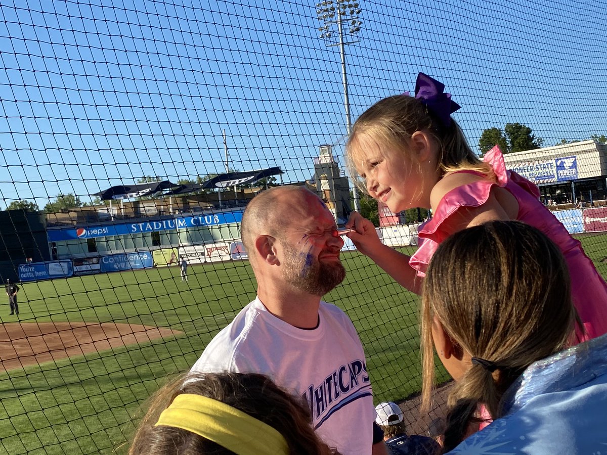 wmwhitecaps's tweet photo. Tonight’s #CapsPrincessNight Daddy-Daughter Makeover contestants are into it! https://t.co/c1H4aLslFX