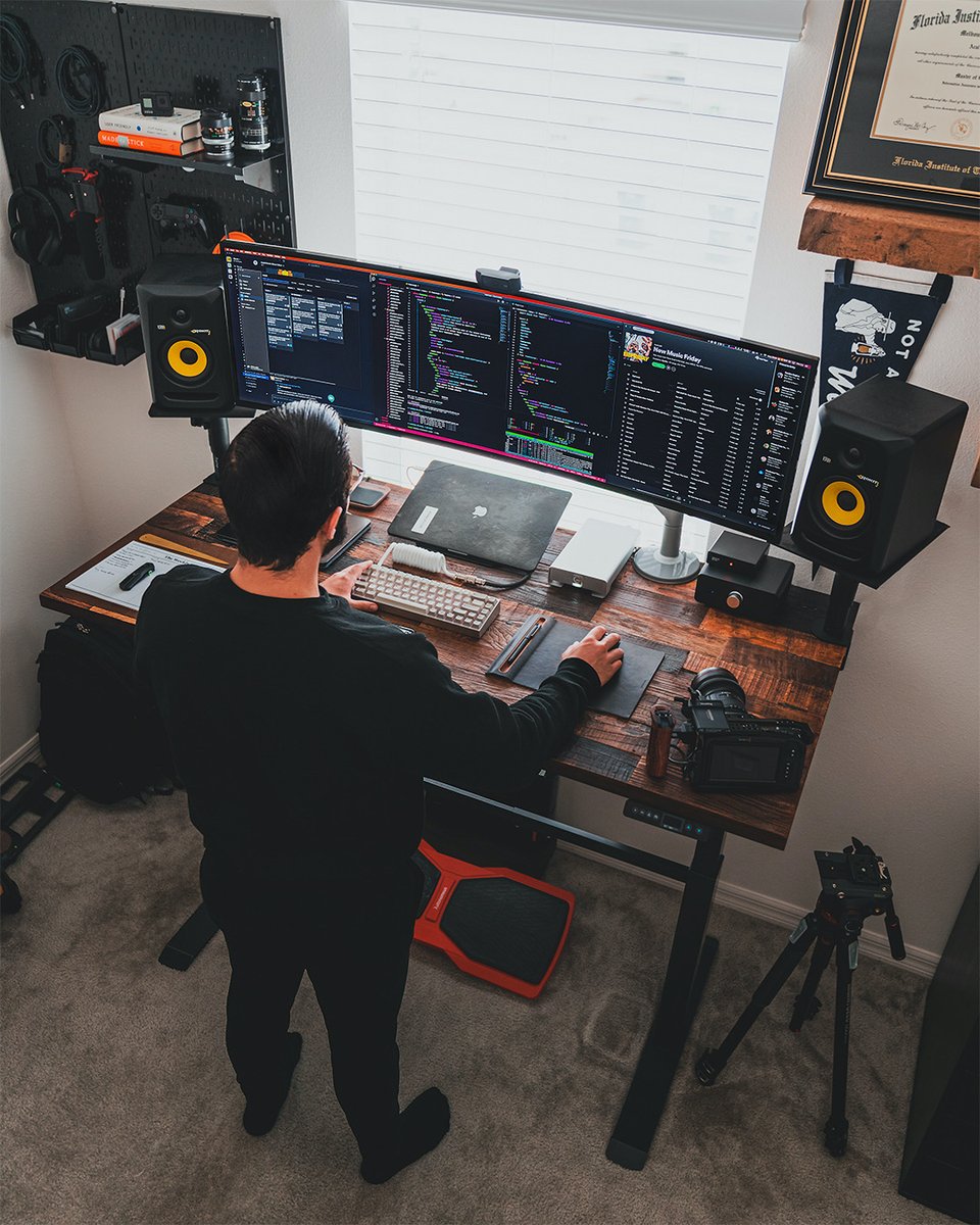 geek33rdot's tweet photo. Check This great space  🖥, hope inspire your workspace, follow for daily setup inspiration. 
.
📸Insane Setup by: @araltasher
.
Check my Spotify playlist for work and code (link in the bio)
.

#geek33rd #escritoriosmodernos

https://t.co/iZdnKVlM7E https://t.co/miqr3oOQv2