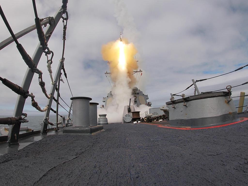 USNavy's tweet image. A #FormidableShield and #AForcetoBeReckonedWith!

#USSRoosevelt (DDG 80) fires SM-2 and SM-3 missiles during exercise At-Sea Demo/Formidable Shield 2021, May 28, in the Atlantic Ocean, demonstrating @STRIKFORNATO integrated air &amp;amp; missile defense capabilities. @USNavyEurope