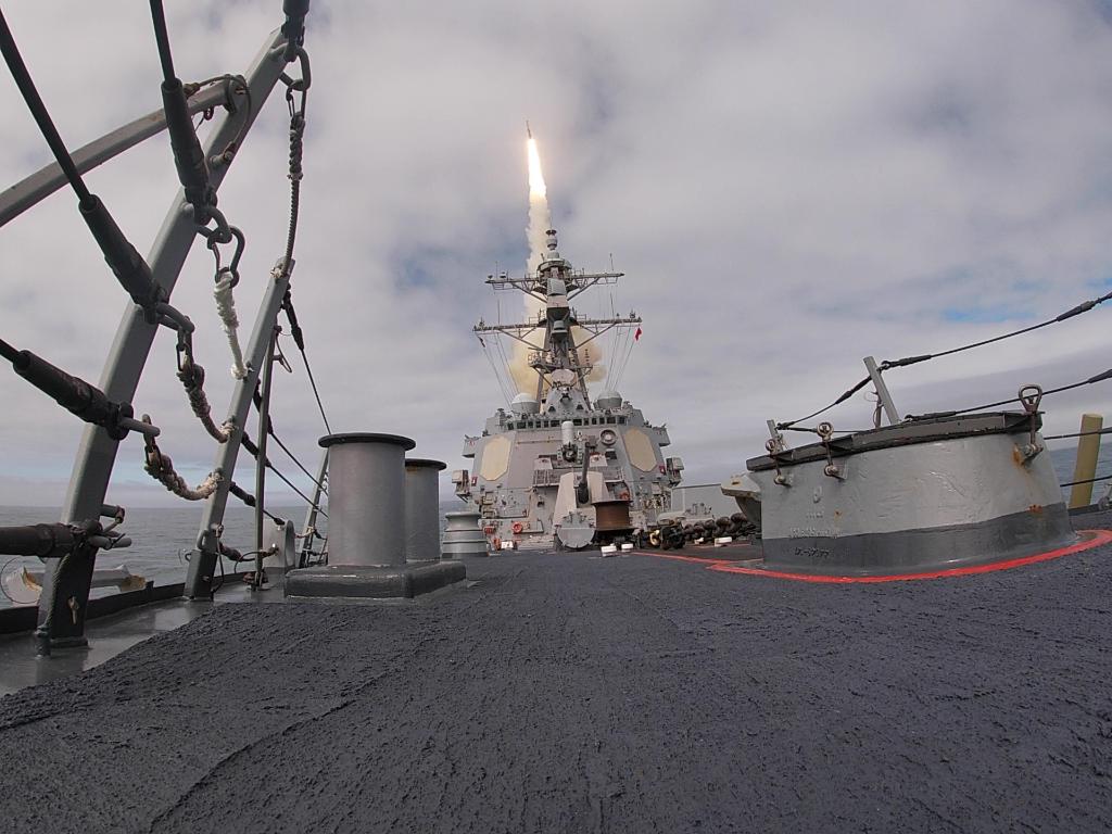 USNavy's tweet image. A #FormidableShield and #AForcetoBeReckonedWith!

#USSRoosevelt (DDG 80) fires SM-2 and SM-3 missiles during exercise At-Sea Demo/Formidable Shield 2021, May 28, in the Atlantic Ocean, demonstrating @STRIKFORNATO integrated air &amp;amp; missile defense capabilities. @USNavyEurope