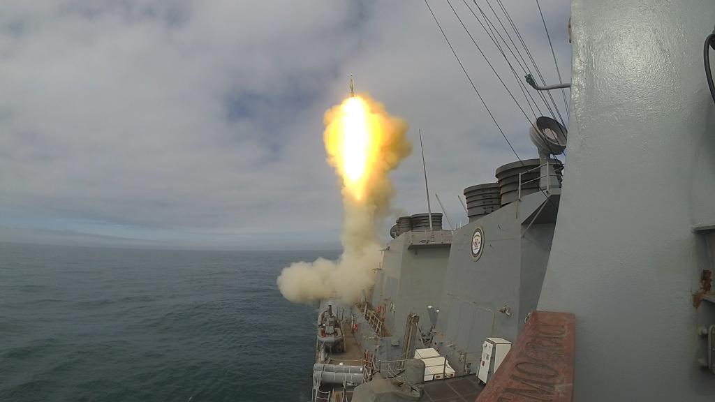USNavy's tweet image. A #FormidableShield and #AForcetoBeReckonedWith!

#USSRoosevelt (DDG 80) fires SM-2 and SM-3 missiles during exercise At-Sea Demo/Formidable Shield 2021, May 28, in the Atlantic Ocean, demonstrating @STRIKFORNATO integrated air &amp;amp; missile defense capabilities. @USNavyEurope