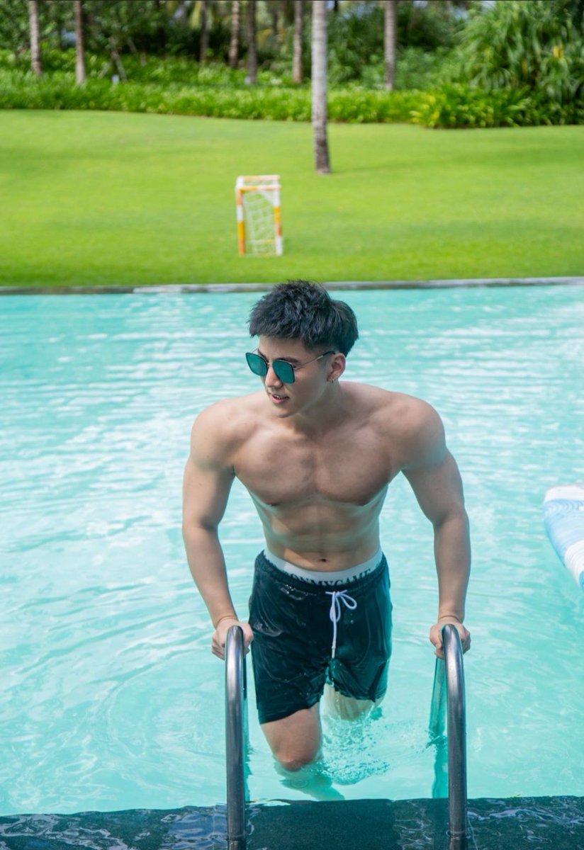 在酒店吃吃喝喝 躺尸…