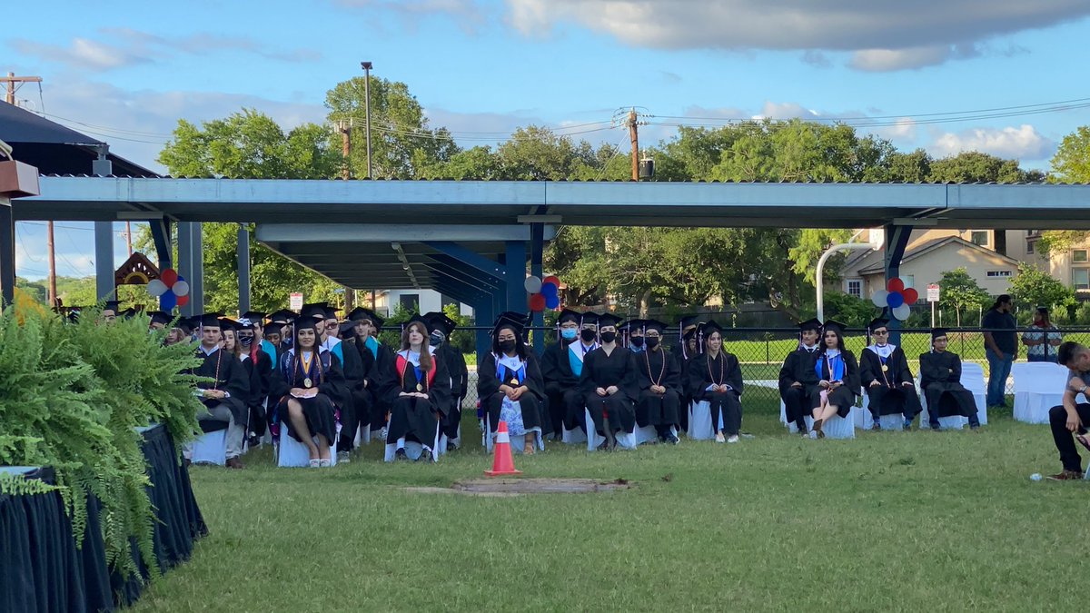 MrsAvilaIII1's tweet photo. @SSTmaincampus c/o 2021–Congratulations! Wishing each and one of you the best in your endeavors. 🤩 https://t.co/99Ryu93Zm5