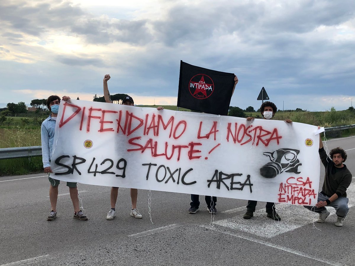 AndreaBotti12's tweet photo. #Empoli Azione del Csa Intifada @crempoli sulla SR #429bis
Difendiamo la nostra salute!
SR 429 toxic area!
Bonifica subito!
#RiseUp4ClimateJustice
#ClimateAction
#SystemChangeNotClimateChange #nokeu #bonificasubito
#ambiente #dirittoallasalute
#salutepertutti #csaintfada https://t.co/8A6uVmguqp