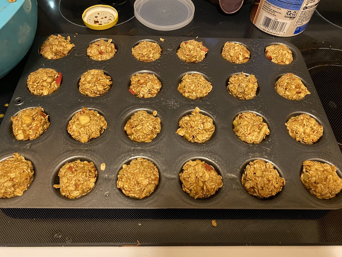 CBabcock13's tweet photo. Since I get to see Riser next week I wanted to make sure that I had his favorite treats, unfortunately the company that used to make them is out of business 😢 So heres my attempt at making them myself #appleflavored #horsetreats #homemade #williemuffins https://t.co/66Q3DREFUy