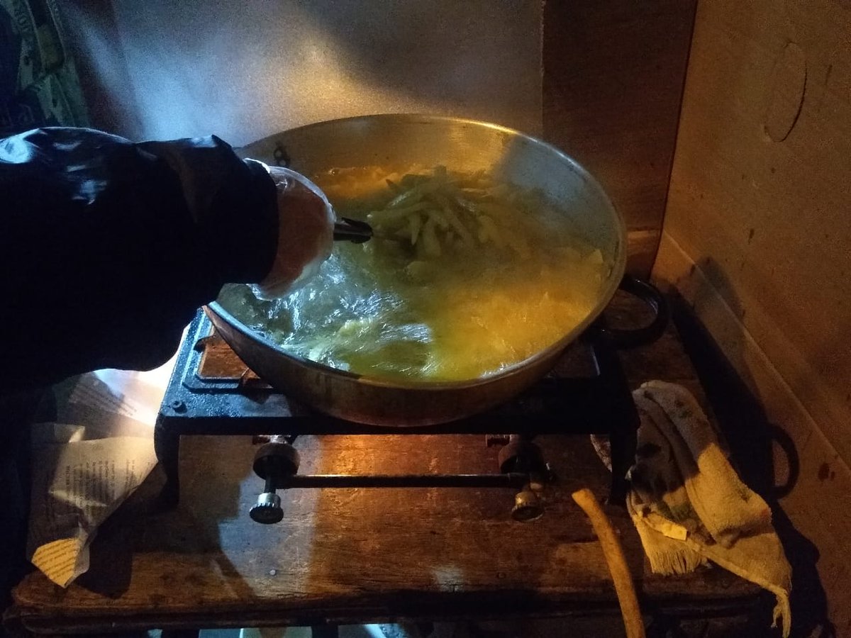CerroPolanco's tweet photo. Autogestión pura. Venta de papas fritas pro fondos en cerro Polanco. 
#autogestión #Polanco #Voluntarixs https://t.co/OCBVgszDog