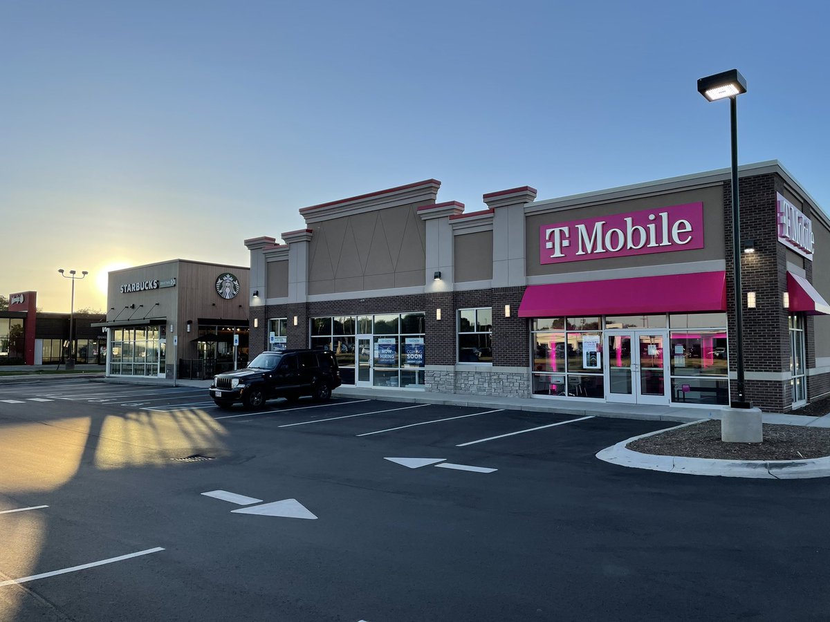 AndreasEngstro2's tweet photo. T-Mobile stores have THE MOST aesthetic look to them I swear https://t.co/I4wiBg23Kr