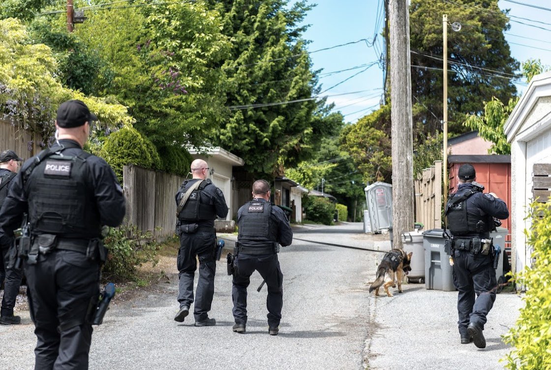 VPDCanine's tweet photo. This week we worked with our #ERT teams on our yearly K9 Advanced Officer Safety Course. Training high risk tactics with the dogs 🐕 

Because #GoodEnough isn’t 

#TrainingDayEveryDay #GoodDog #EmergencyResponseTeam #ERTK9 #TrainForReal https://t.co/u6MtGlETJI