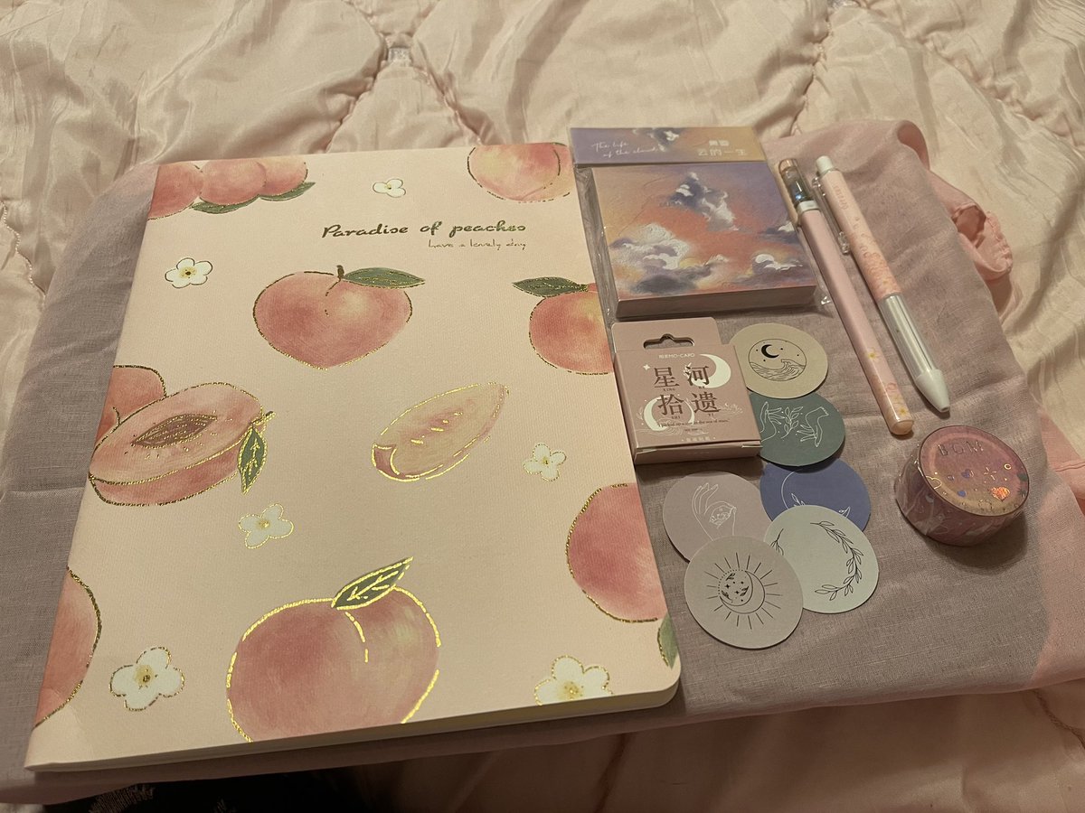 _hamsanwich's tweet photo. Hi, friends! Here’s a cute, little stationery giveaway 🍑 

- USA only (sorry)
- Must be following me 
- RT and reply with your favorite emoji(s) to enter!
- Ends Friday (June 4th) at 8pm EST https://t.co/SRgWeBH6Rj