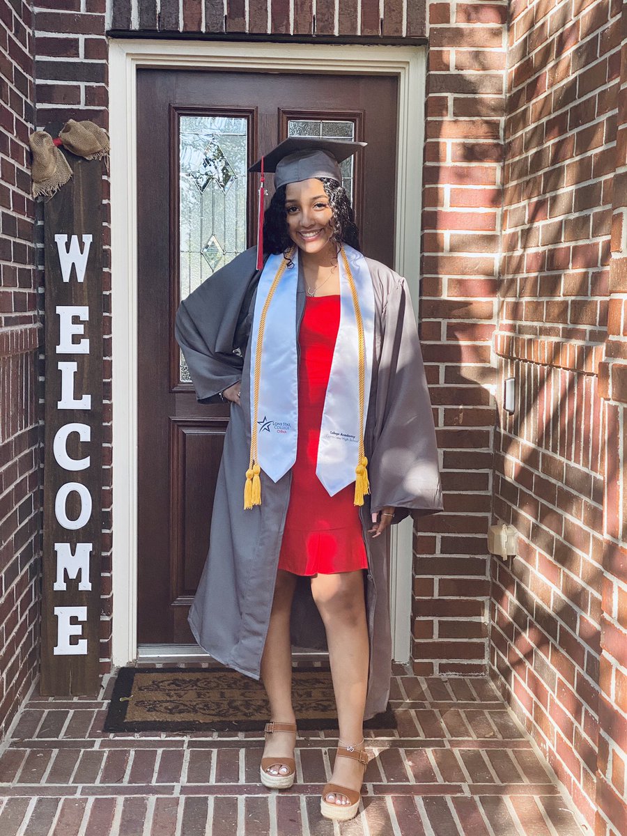ButterflyCass's tweet photo. “ Even a global pandemic couldn’t stop me!“ c/o 2021 👩🏽‍🎓
Magna Cum Laude / College Academy/ Academic Excellence Scholar / Associates of Science @CFISDCyLakes @CyLakesVball https://t.co/gumuXdmVVb