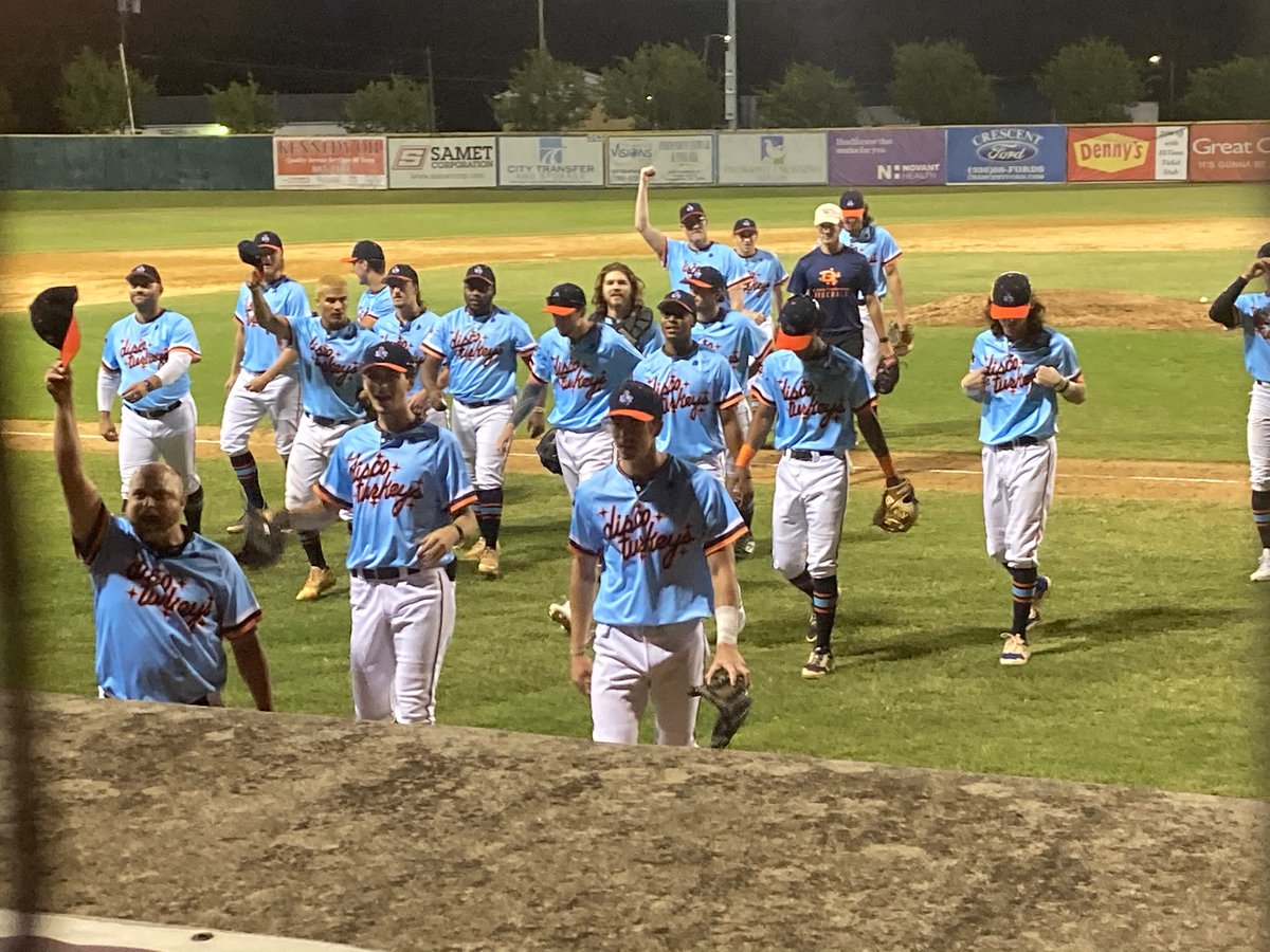 discoturkeys's tweet photo. Disco Turkeys won their first game 6-4 over the Hi-Toms. Proud of these dudes! https://t.co/OijzF6scys