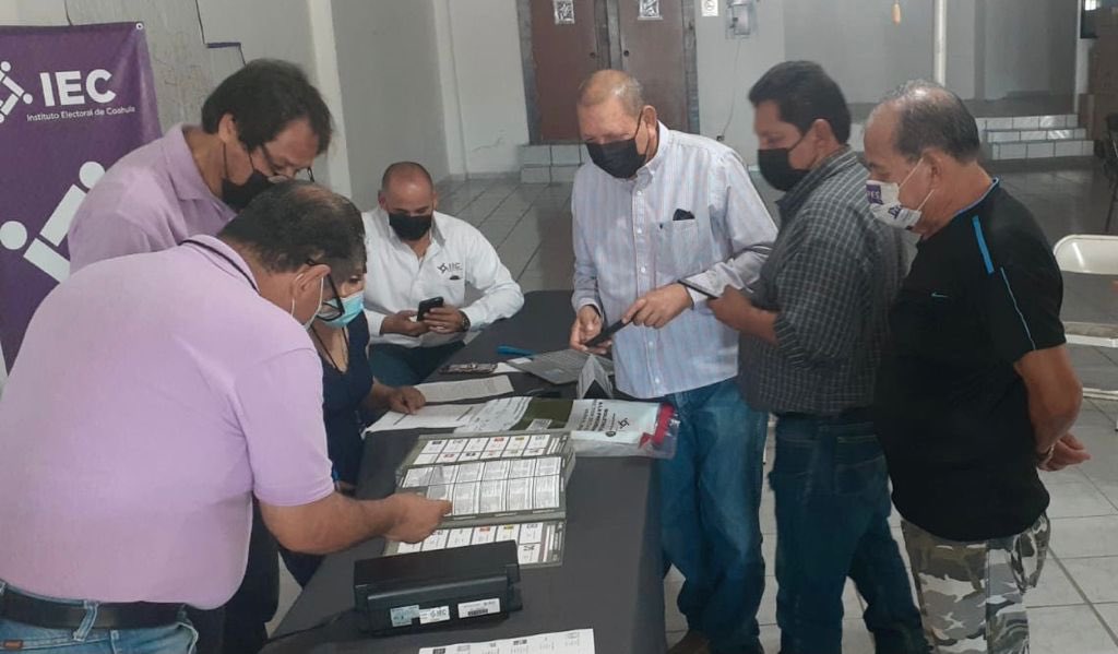 IECoahuila's tweet photo. #ComitésMunicipales celebran sesión extraordinaria, donde verifican medidas de seguridad en boletas y actas electorales.  #6DeJunio #SeguroVotamos https://t.co/L7EsP0T8xA