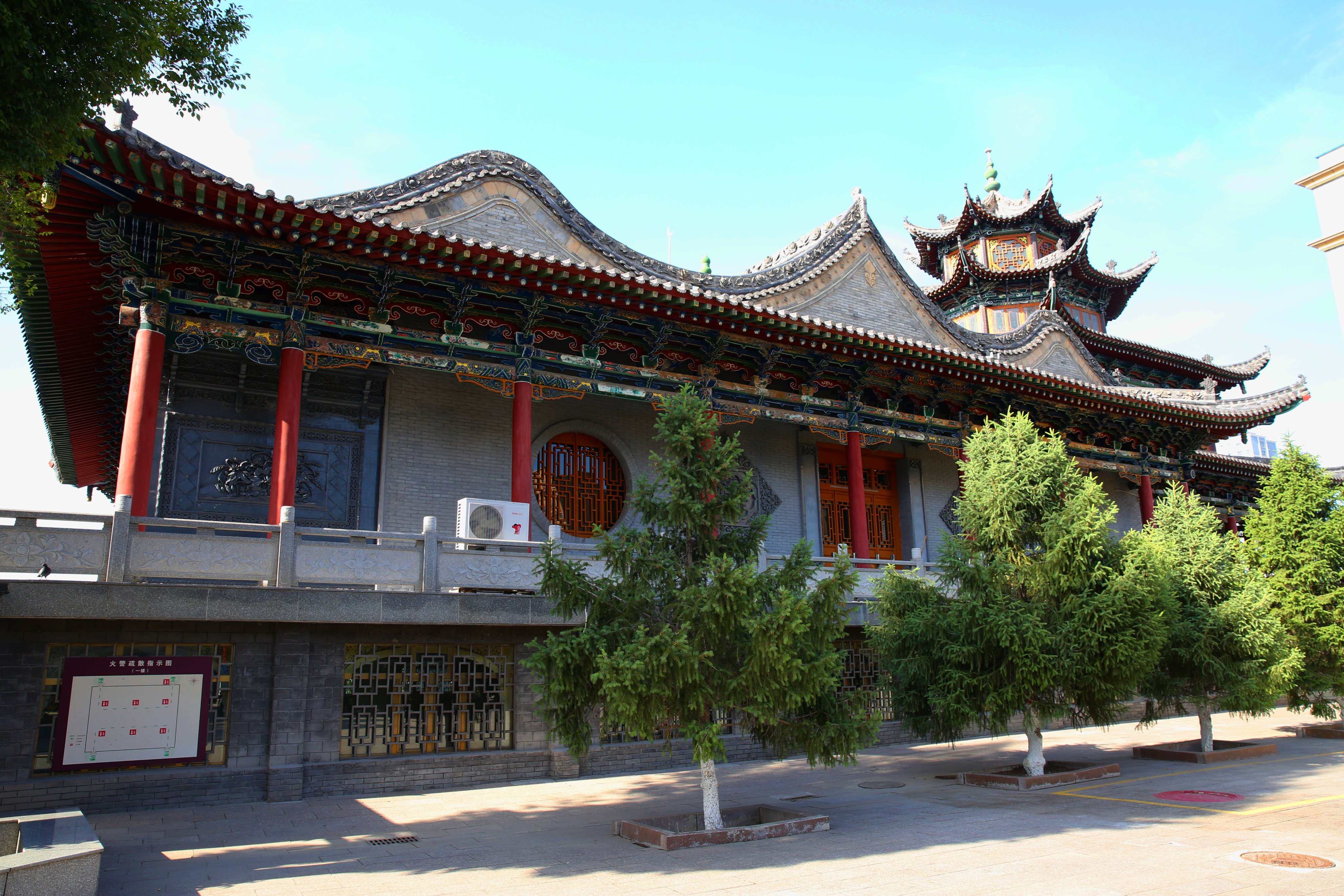 人民中国雑誌社 新疆ウイグル自治区の伊寧市にある陝西モスクは1760年に建築され 0年の歴史を持つ 中国伝統の宮殿の建築式とアラビアの装飾をコラボレーションにし 極めて美しい 千人規模の大礼拝堂があり 現地のイスラム宗教活動の重要な場所となる