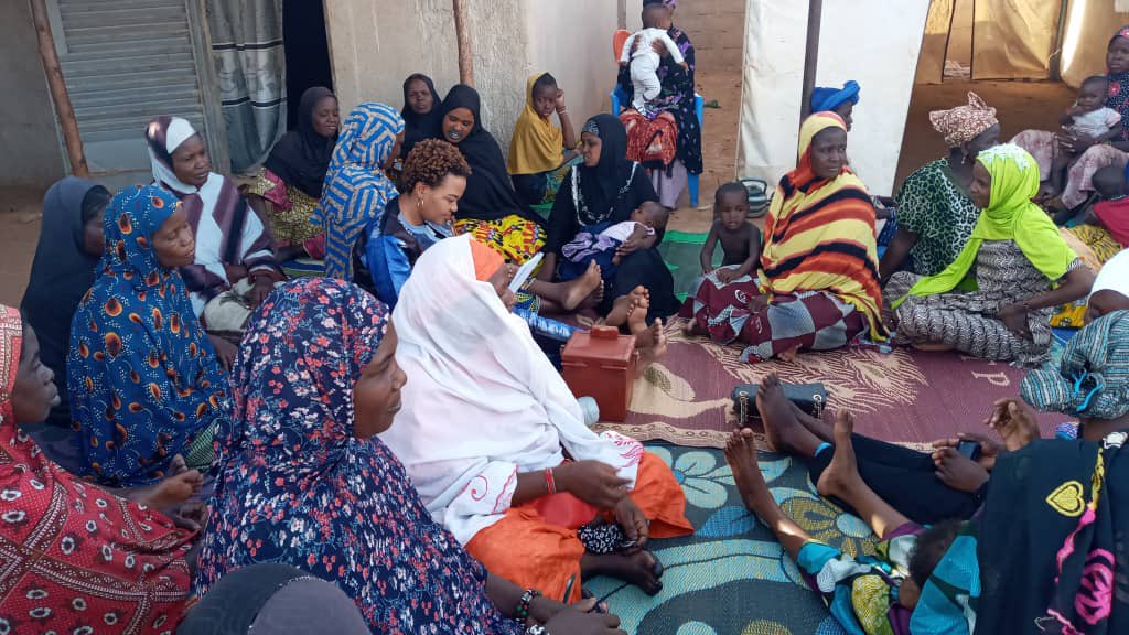 GhislaineGatho's tweet photo. C’était un plaisir de participer à la réunion hebdomadaire de l’association des femmes déplacées du site PDIs de Barbe2 à #MOPTI ce samedi 29 mai 21. La #cohésionSociale était au centre de nos échanges. #EnsemblePourLaPaix au #Mali. https://t.co/mcAdk3JdsQ