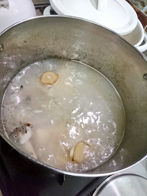豚足と焼いた煮干しでラーメン用のダシをとってみている
豚足はくさいってネットに書かれてて冷蔵庫にネギが無かったから生姜とニンニクしか入れてなくて怯えてたけどすでにいい匂い
強火がいいのか弱火がいいのかよく分からなくて困っている 
