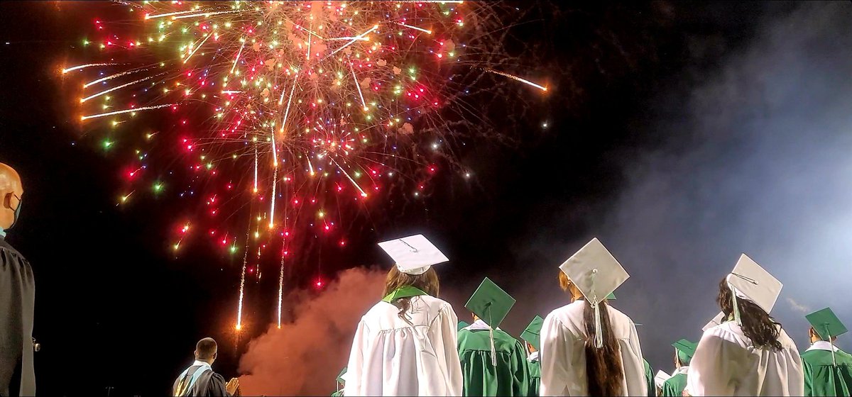 djimenez22's tweet photo. #ReedleyHighSchool #Classof2021 #Fireworks #ReedleyPiratesGraduation💥👨‍🎓👩‍🎓 🏴‍☠️ @PiratePrideASB @31zcoach   @justinsacher @KaileHunt @ajfoxwx @ReubenKSEE24 @LaurenWallaceWx https://t.co/6UqQnu6elX