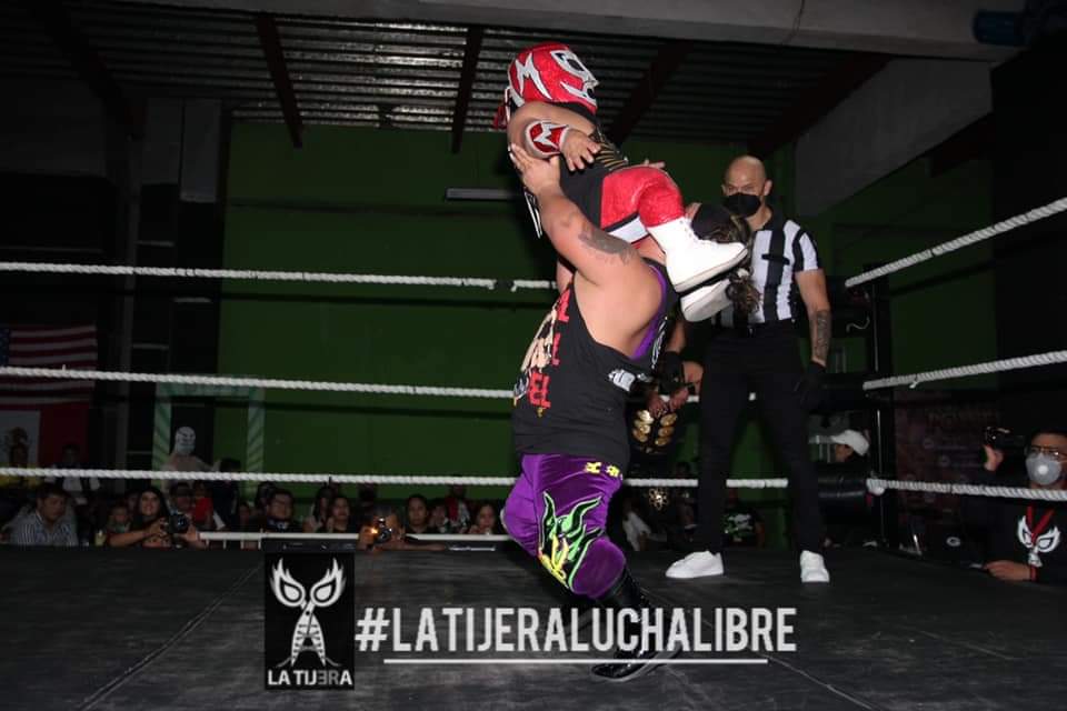 LaTijeraLucha's tweet photo. En una micro lucha de estrellas, @Micromacmll y #Atomo vencen a @CrewChamuel y en su presentación en sociedad a #MicroNitro en duelo que mantuvo al público de #ArenaReyBucanero metida con estos grandes atletas que regalaron grandes movimientos y excelentes castigos.
#latijera https://t.co/RWrgboCgGx