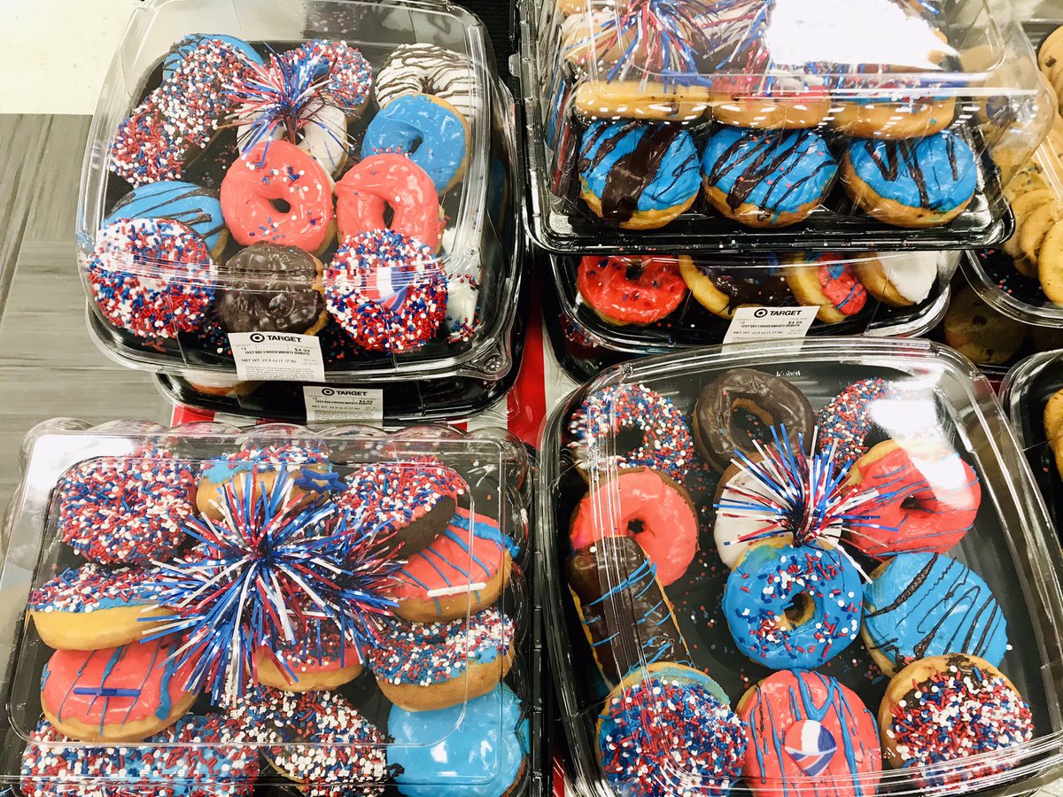 Christy_Dani's tweet photo. Don’t forget dessert! #RedWhiteBlueFood #ThisIsTinley #BakeryTeamKillingIt #HolidayDomination https://t.co/XWxlBFw3Bt