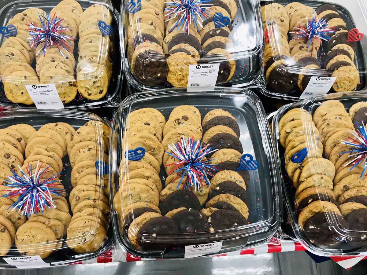 Christy_Dani's tweet photo. Don’t forget dessert! #RedWhiteBlueFood #ThisIsTinley #BakeryTeamKillingIt #HolidayDomination https://t.co/XWxlBFw3Bt
