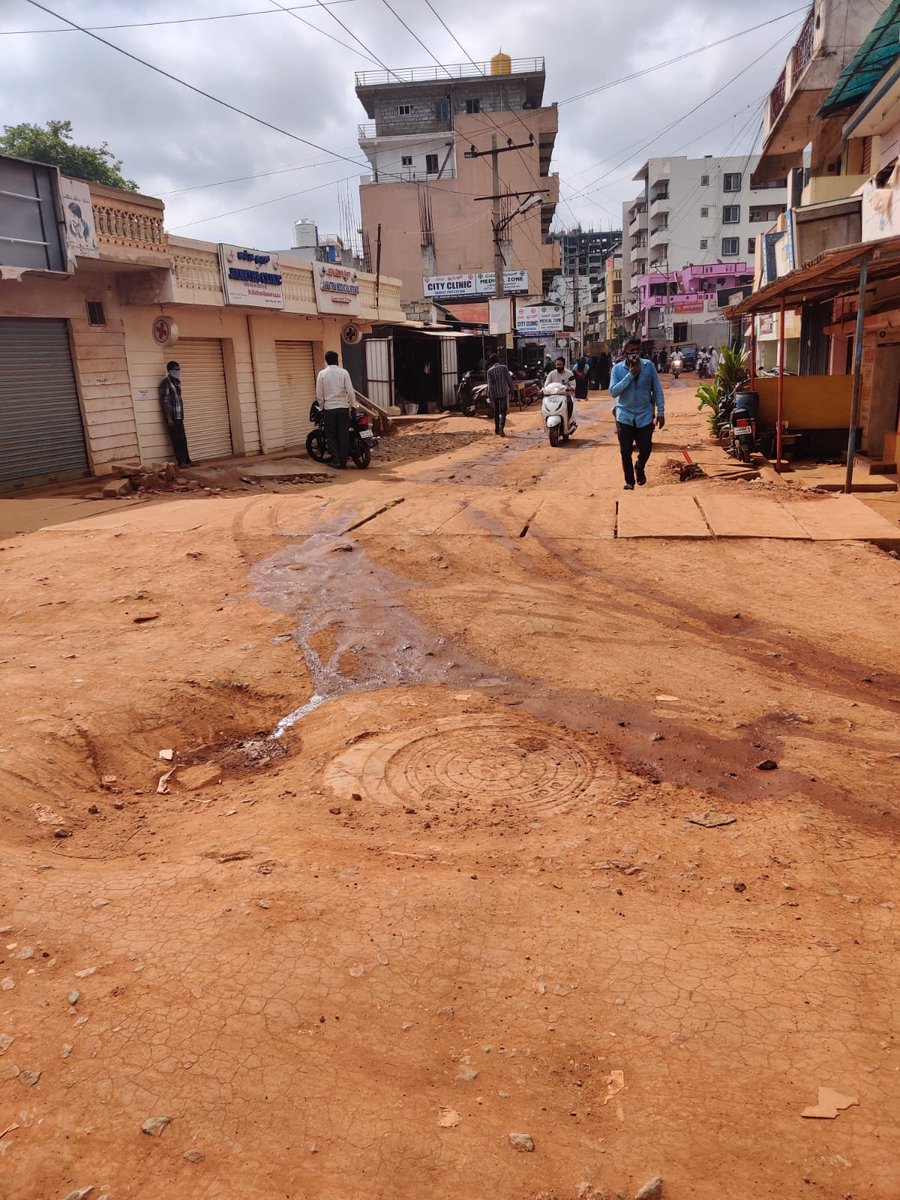 Bivas_Banerjee's tweet photo. Pathetic condition of roads in Electronic City, just 500 meters from Wipro bus stand, which is touted as the Silicon Valley of India.

@KrishnappaMla
@DKSureshINC
@ELCITA_IN
@ELCIA_IN
@CMofKarnataka
@PMOIndia
@BBMPCOMm 
@Namma_ECity 

#ElectronicCityForBBMP https://t.co/n93YHfkCM8