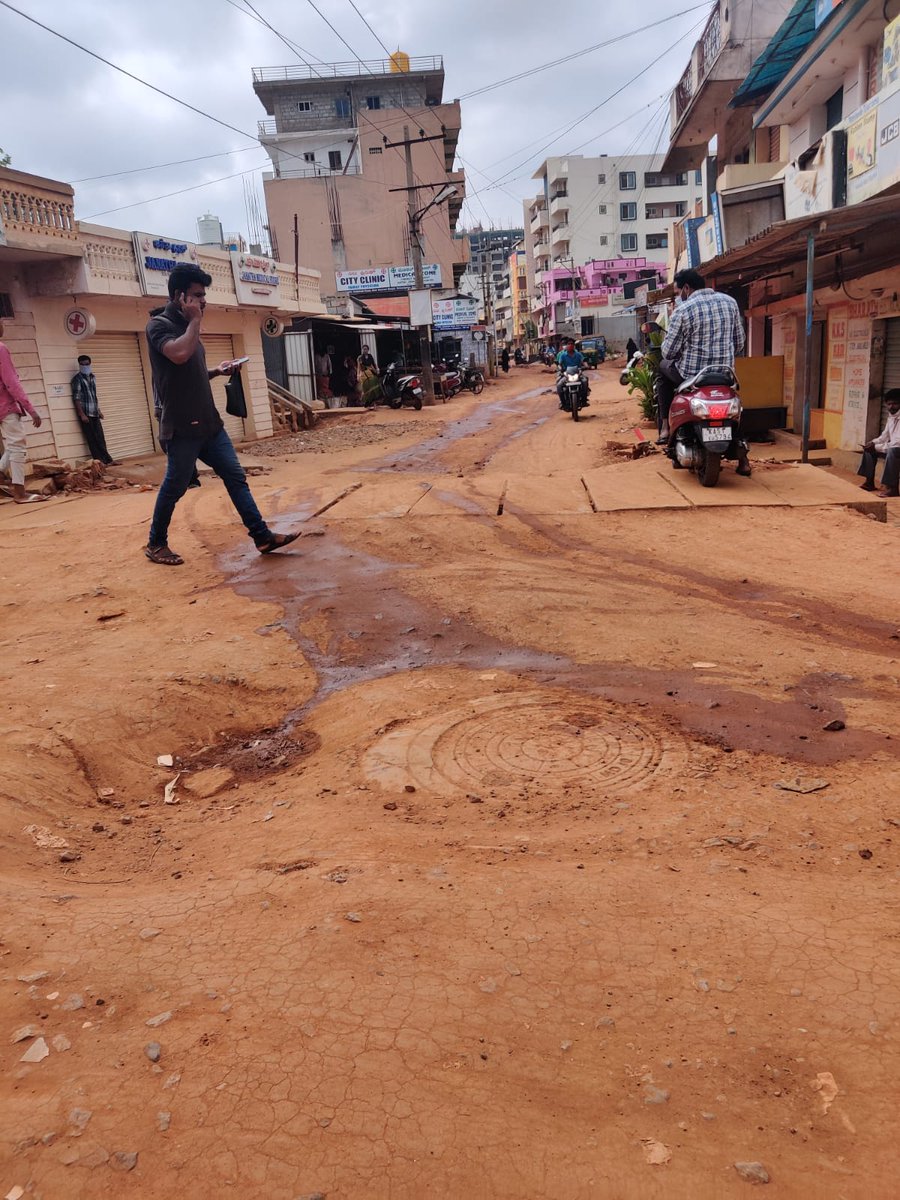 Bivas_Banerjee's tweet photo. Pathetic condition of roads in Electronic City, just 500 meters from Wipro bus stand, which is touted as the Silicon Valley of India.

@KrishnappaMla
@DKSureshINC
@ELCITA_IN
@ELCIA_IN
@CMofKarnataka
@PMOIndia
@BBMPCOMm 
@Namma_ECity 

#ElectronicCityForBBMP https://t.co/n93YHfkCM8